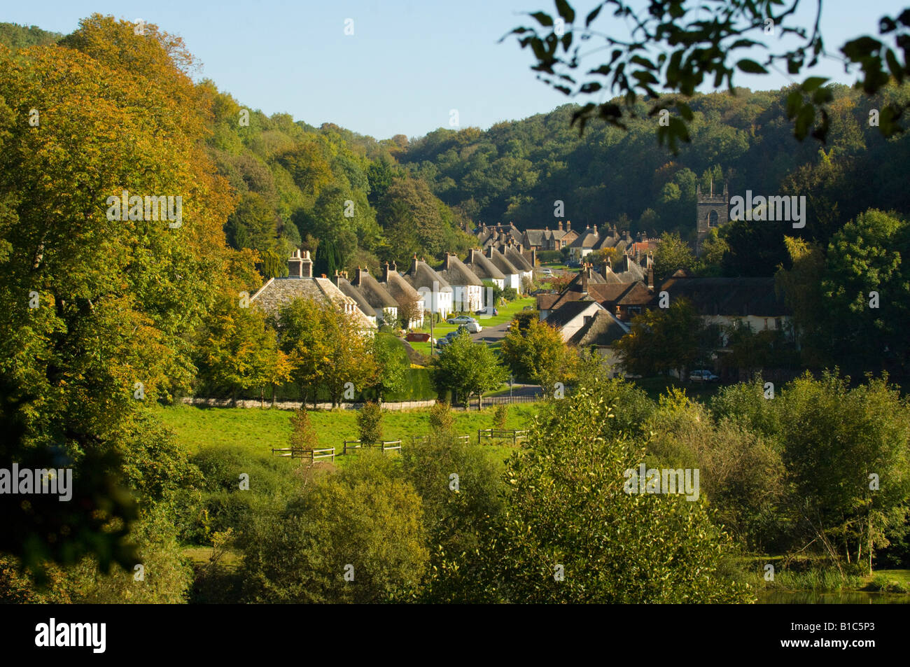 Avis de Milton Abbas Village de Dorset. Banque D'Images