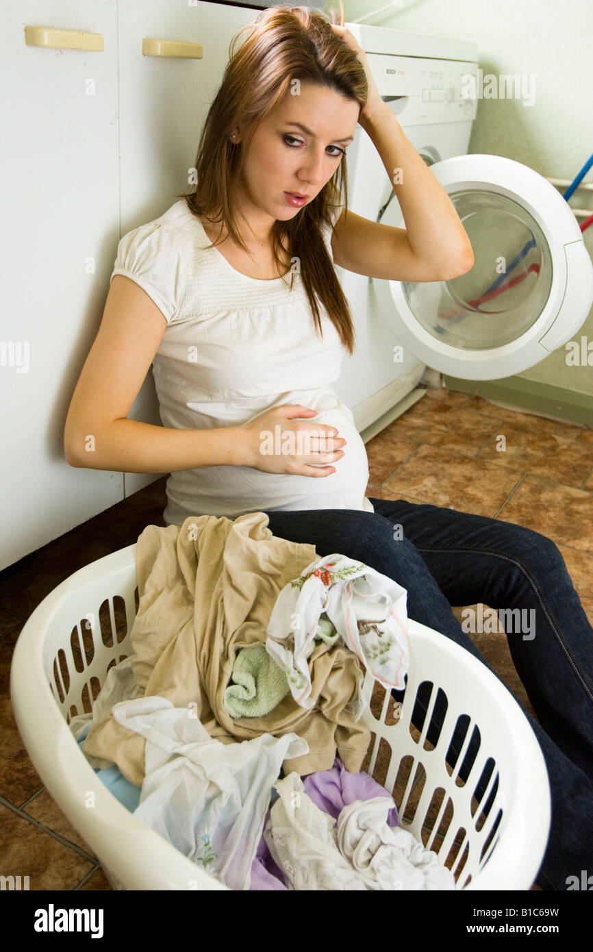 Femme enceinte de prendre des vetements d un lave linge Photo Stock Alamy