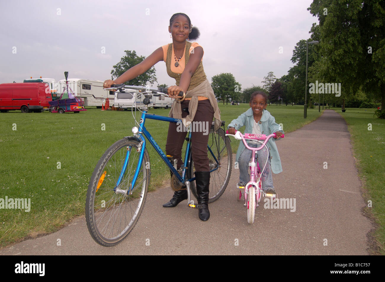 Smiling afro-caraïbes sur les vélos enfants Banque D'Images