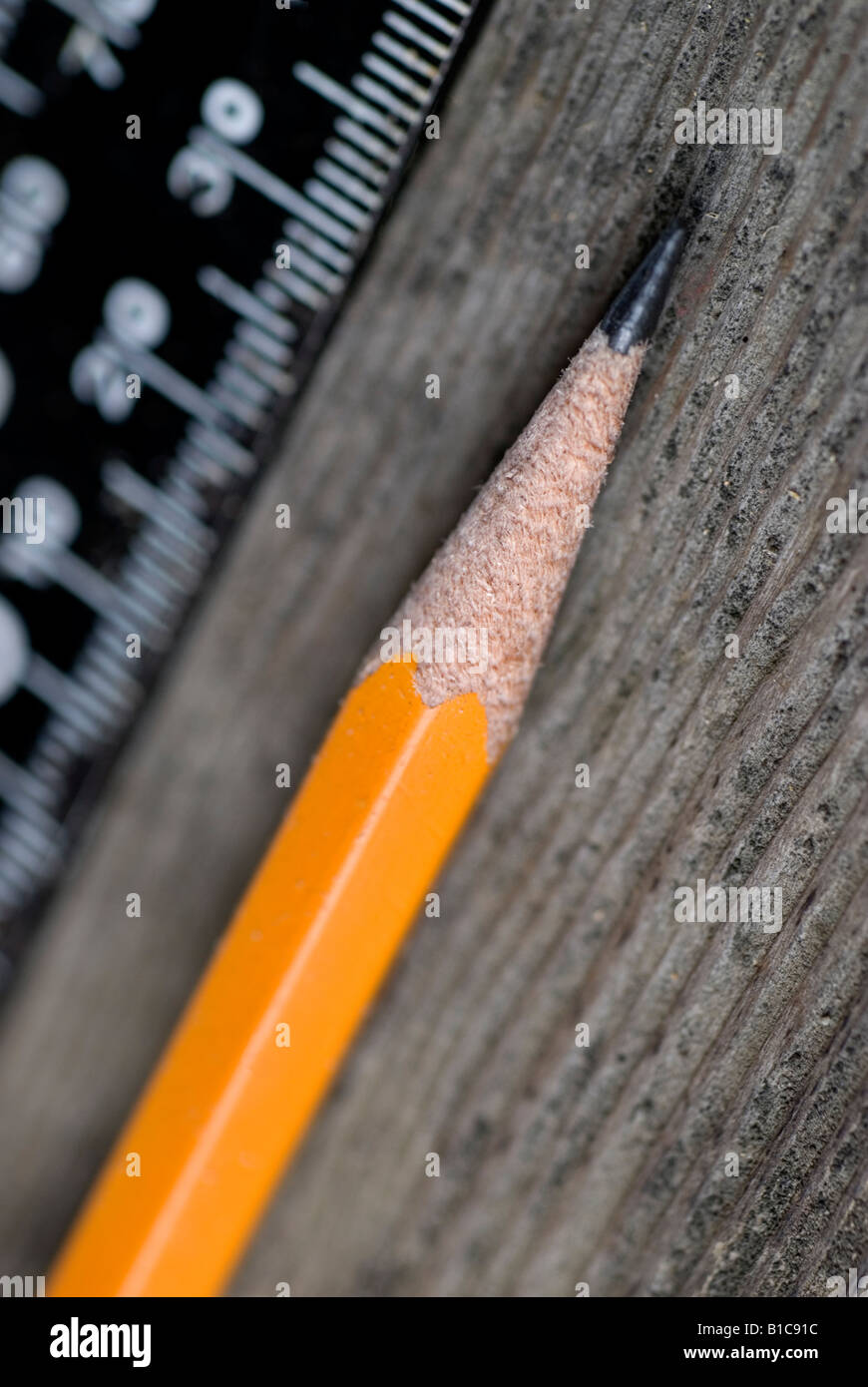 Une règle et un crayon. Banque D'Images
