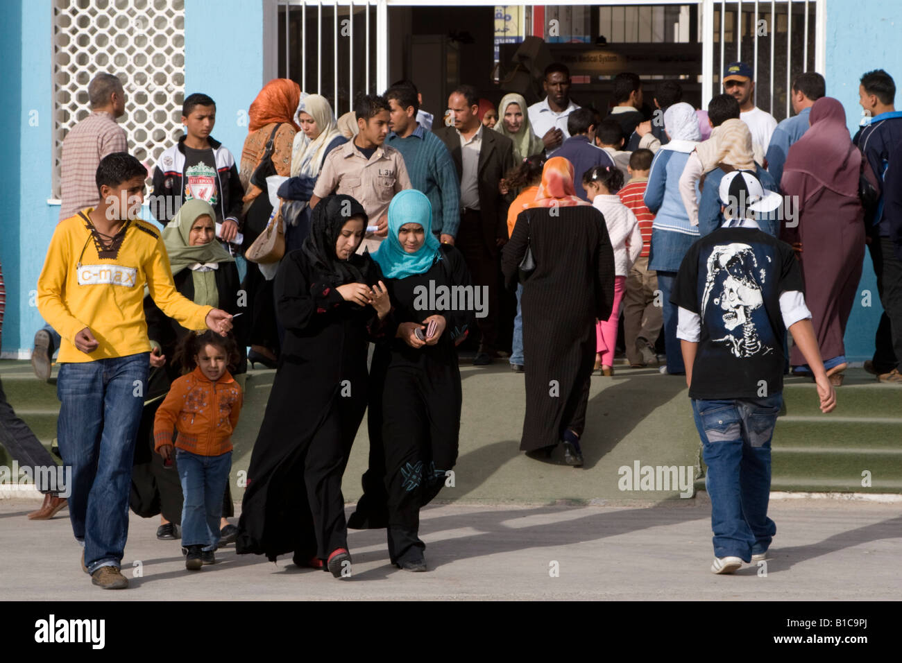 Tripoli, Libye, Afrique du Nord. Les hommes, les femmes libyennes, les familles au commerce international équitable. Styles de vêtements. Banque D'Images