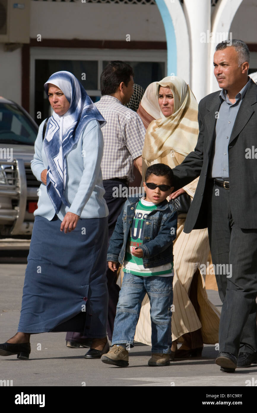 Tripoli, Libye, Afrique du Nord. Famille libyenne au commerce international équitable. Styles de vêtements. Banque D'Images