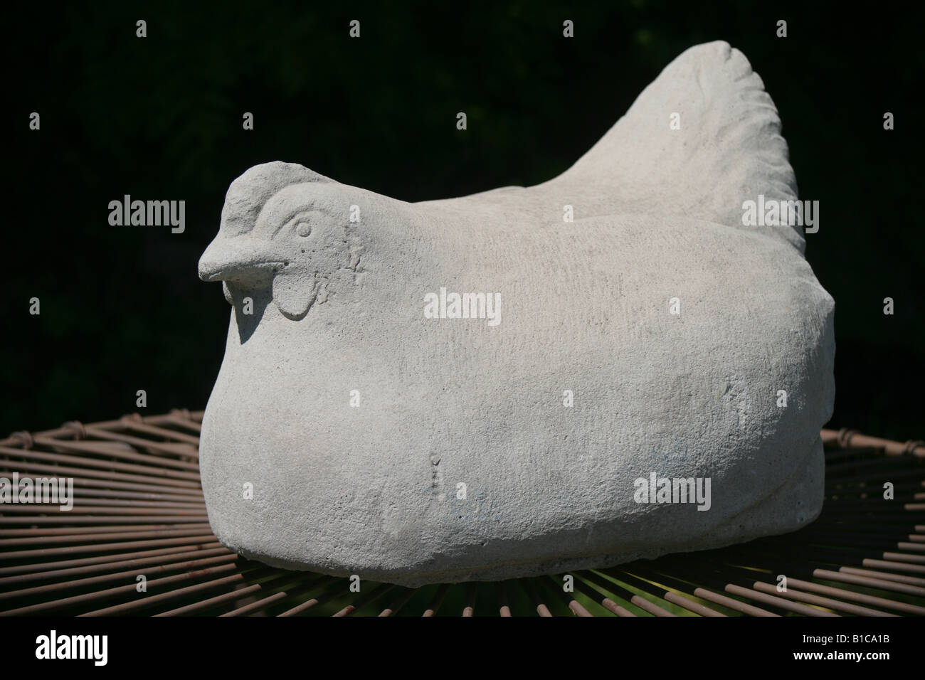 Fat hen fleuron ornement de jardin en pierre Banque D'Images Fat hen fleuron ornement de jardin en pierre Banque D'Images