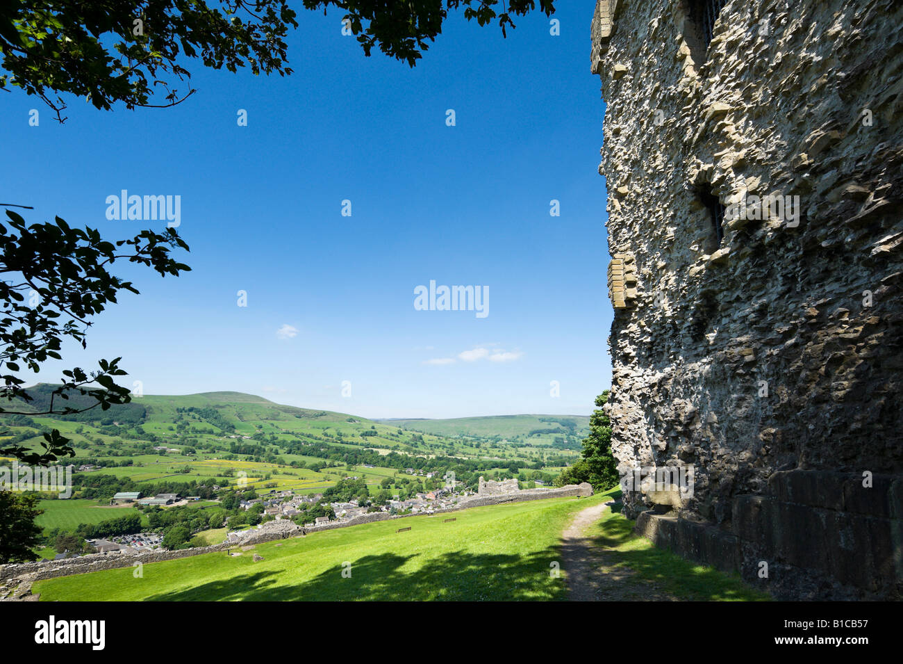 Château de Peveril et vue sur Castleton, Peak District, Derbyshire, Angleterre, Royaume-Uni Banque D'Images