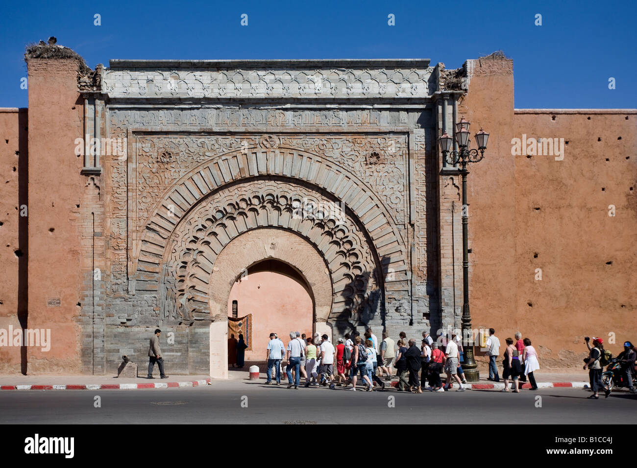 Bab Ksiba marche à travers les touristes. Marrakech, Maroc Banque D'Images