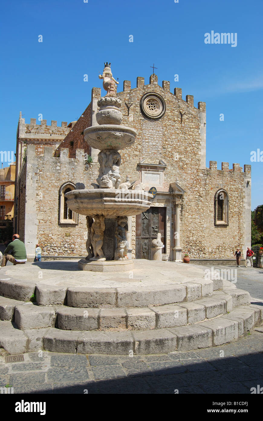Cathédrale de Saint Nicholas et Mermaid Fountain, Piazza Duomo, province de Messine, Taormina, Sicile, Italie Banque D'Images