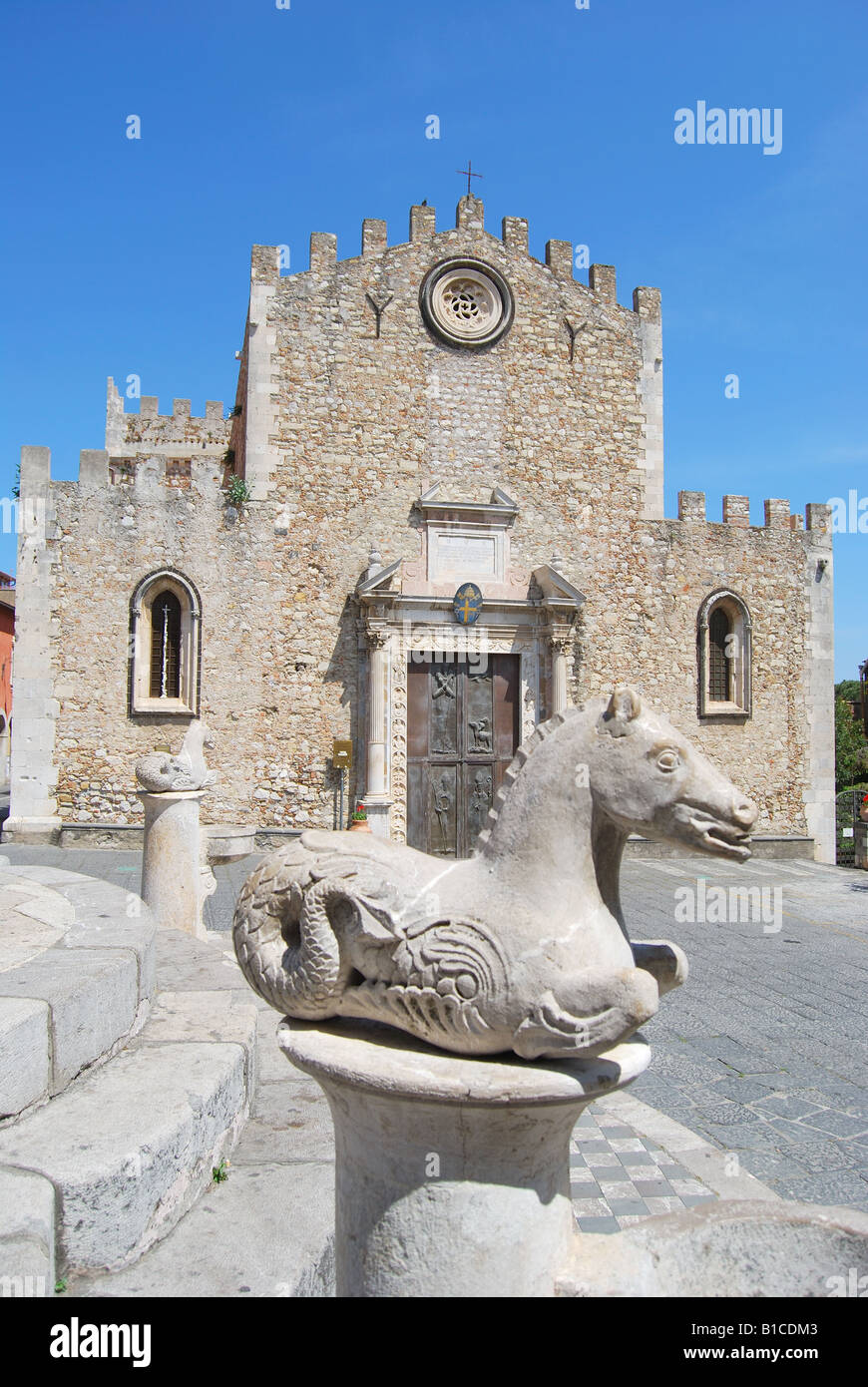 Cathédrale de Saint Nicholas et Mermaid Fountain, Piazza Duomo, province de Messine, Taormina, Sicile, Italie Banque D'Images