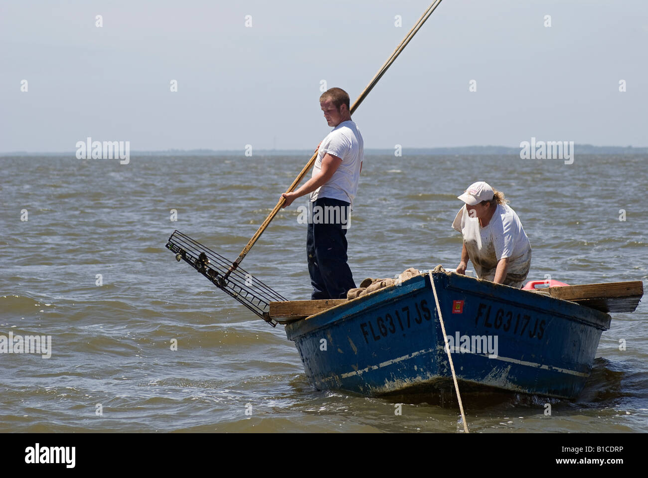 Un tongers d'huîtres de la Baie d'Apalachicola en bateau le long de la côte nord de la floride Banque D'Images