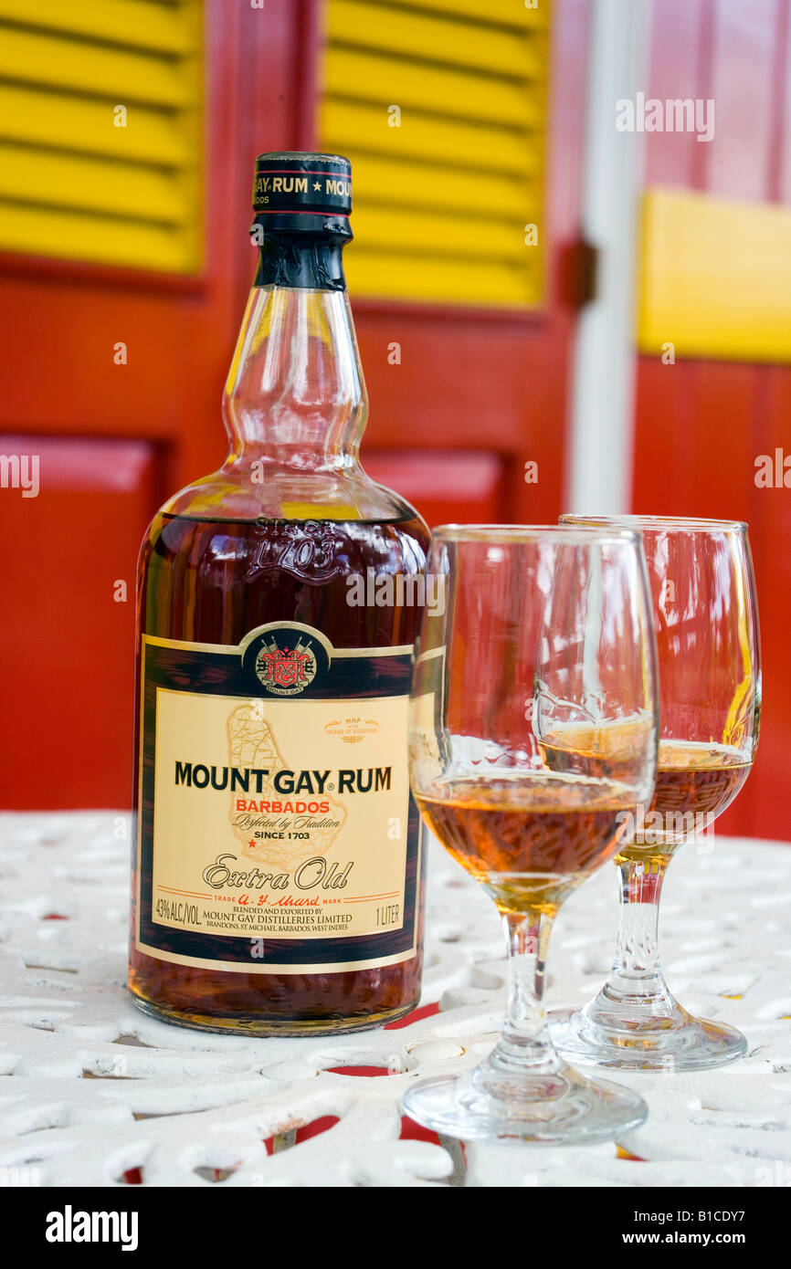 Une bouteille et deux verres de Mount Gay Rum Mount Gay Rum usine près de Bridgetown Barbade Caraïbes Banque D'Images