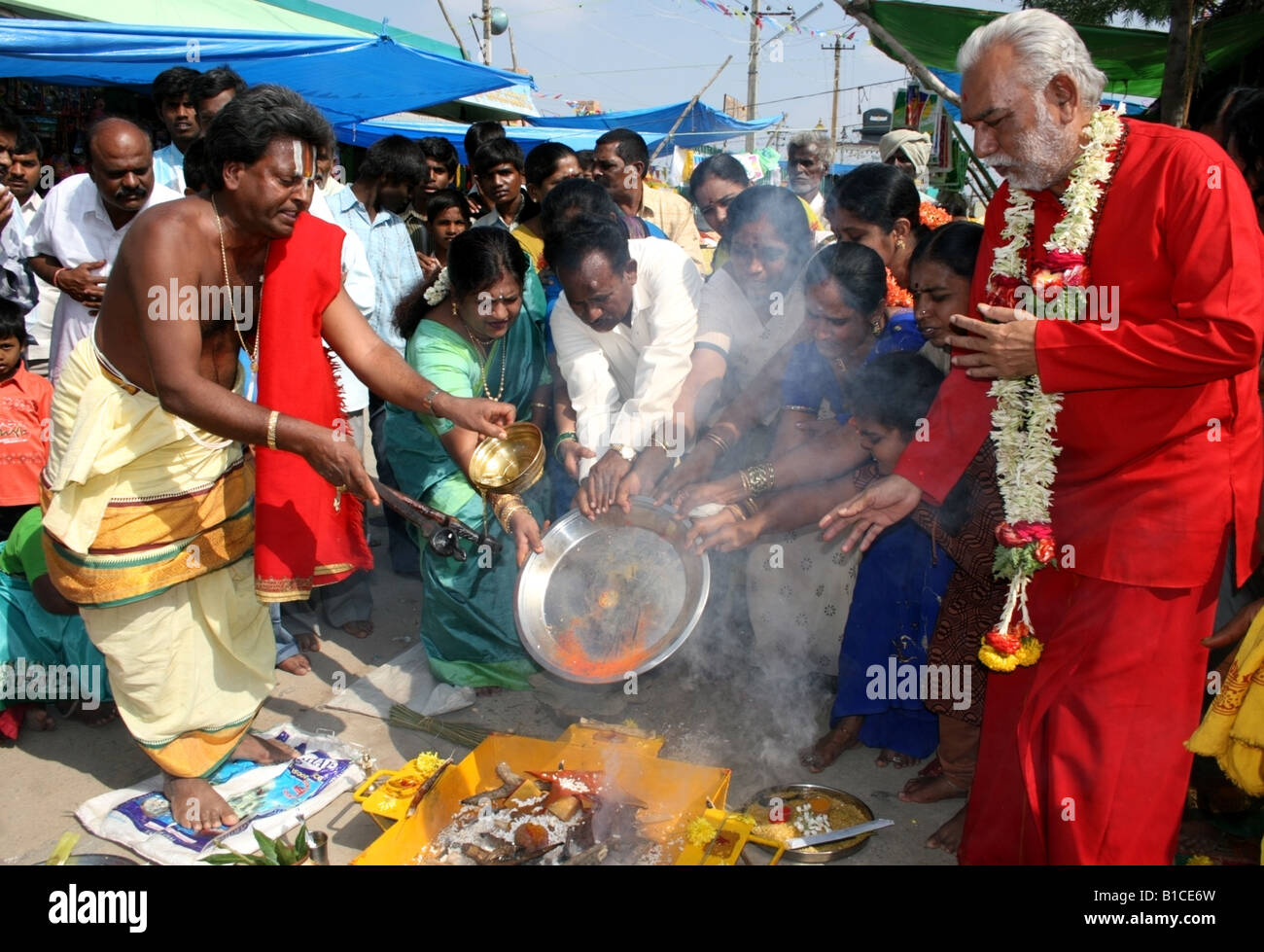 Les prêtres et les fidèles perfoms Havan ou arti pooja au Koti linga temple Kolar , Sud de l'Inde au cours de Mahashivratri Banque D'Images