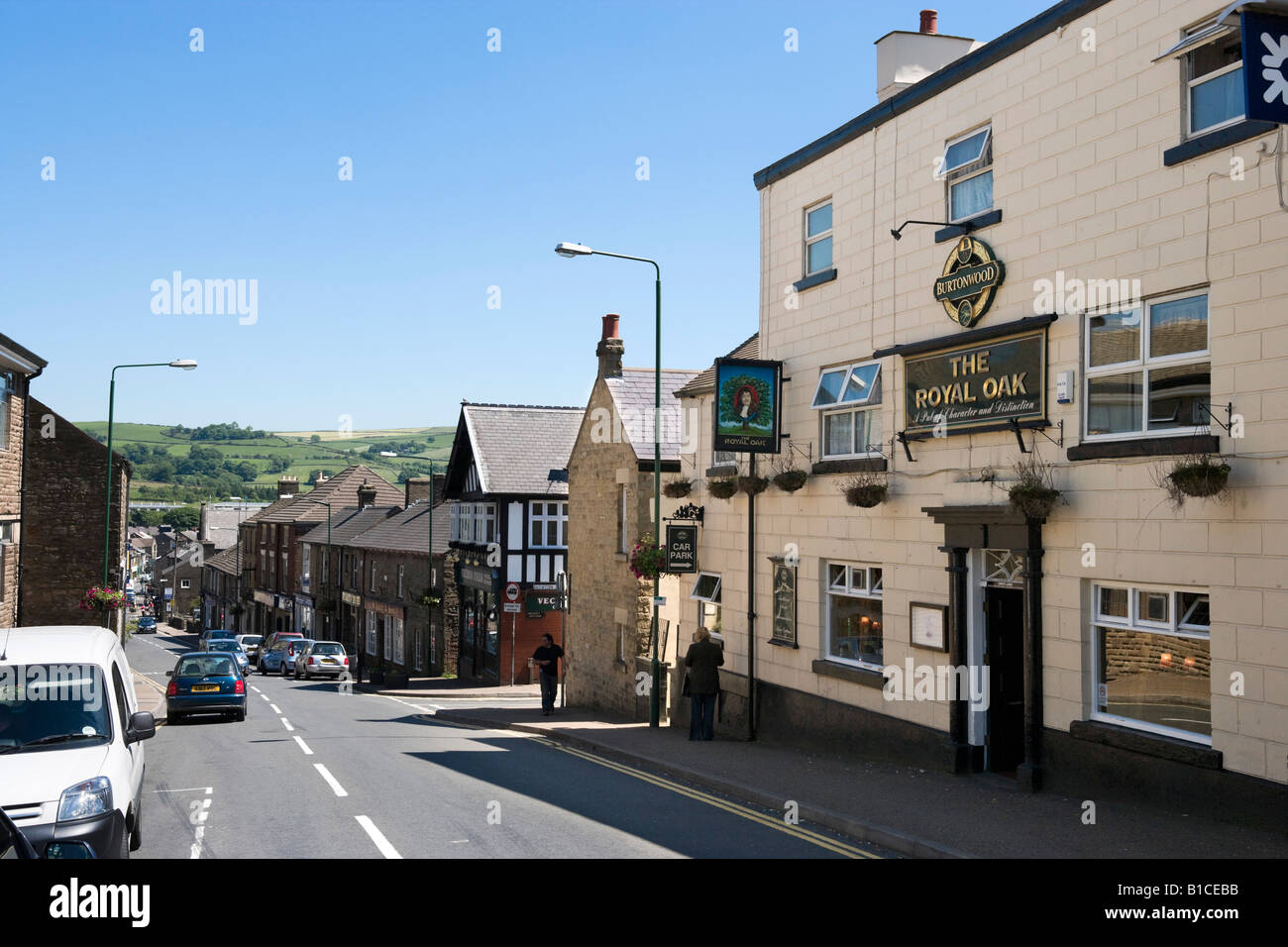 La Royal Oak Pub sur la rue principale dans la Chapelle-en-le-Frith, Peak District, Derbyshire, Angleterre, Royaume-Uni Banque D'Images