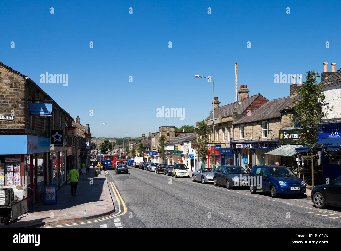 Boutiques sur la rue principale dans le centre-ville, Glossop, Peak District, Derbyshire, Angleterre, Royaume-Uni Banque D'Images
