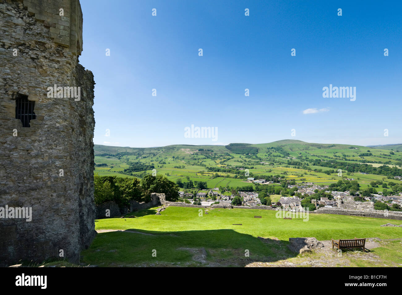 Château de Peveril et vue sur Castleton, Peak District, Derbyshire, Angleterre, Royaume-Uni Banque D'Images