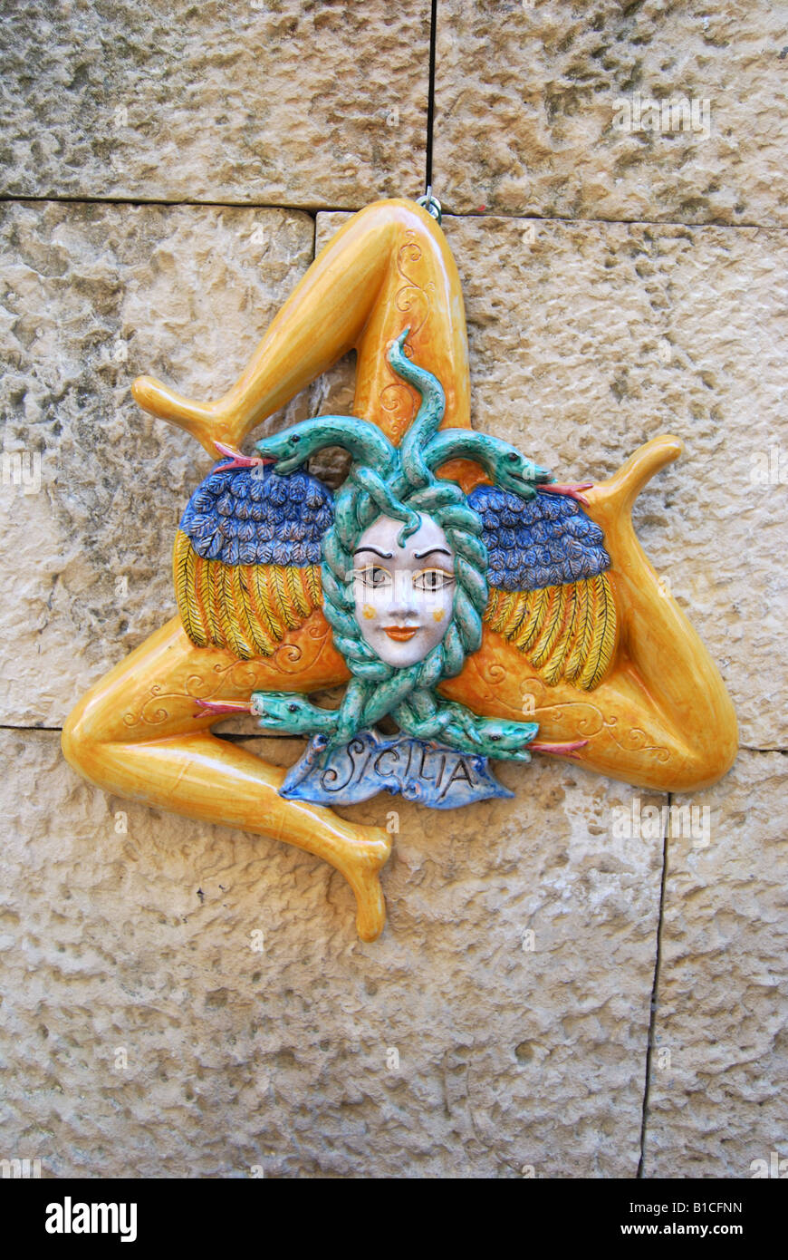 Trinakria céramique symbole sur mur, Taormina, Messina Province, Sicile, Italie Banque D'Images