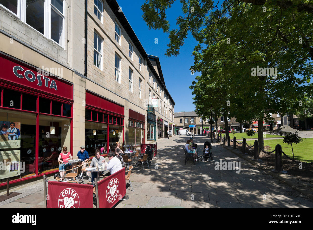 Café Costa Coffee dans le centre-ville, Place Norfolk, Glossop, Peak District, Derbyshire, Angleterre, Royaume-Uni Banque D'Images