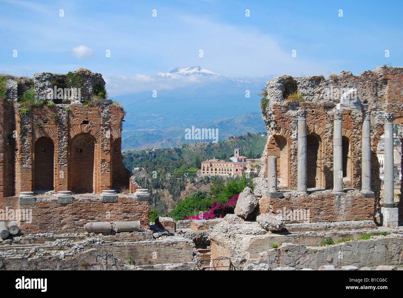 Le Teatro Greco avec l'Etna, Taormina, Messina derrière Province, Sicile, Italie Banque D'Images