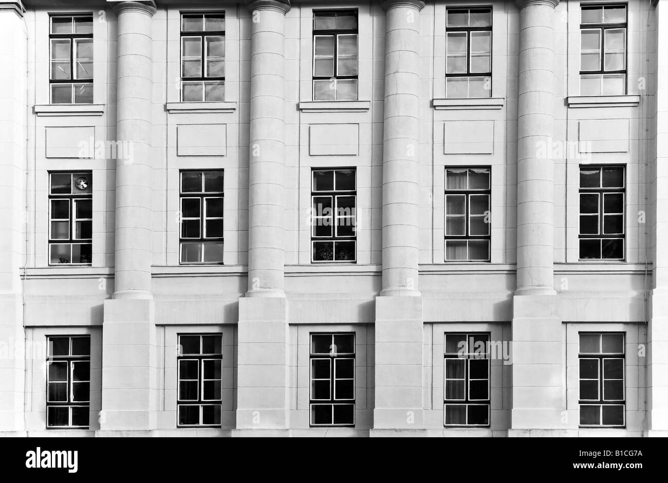 Beaucoup de fenêtres sur un bâtiment Banque D'Images