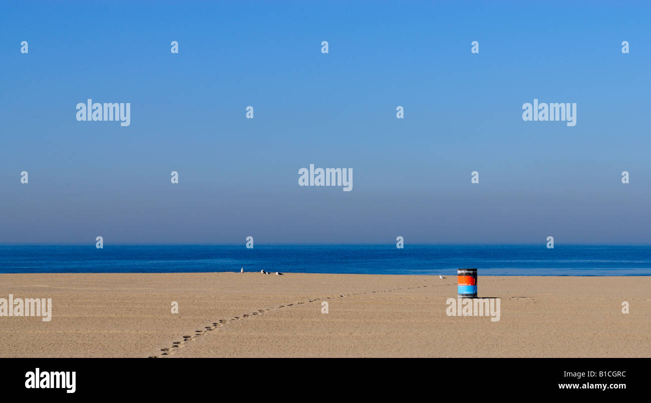 Tôt le matin, vue sur la baie de Santa Monica à partir d'une plage déserte. Banque D'Images