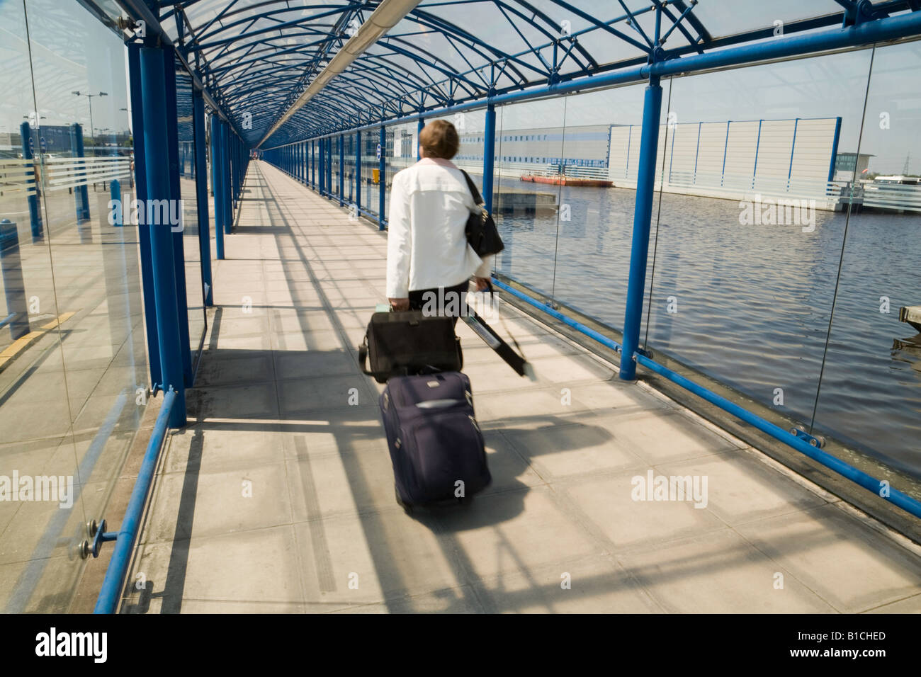 Un passager fait son chemin dans l'aéroport de London City, Londres, Angleterre Banque D'Images