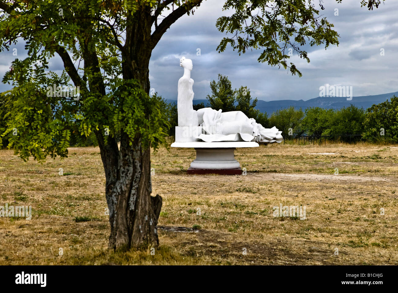Sculpture femme géant dans un champ par Alexander Burganov itted "Dame" Banque D'Images