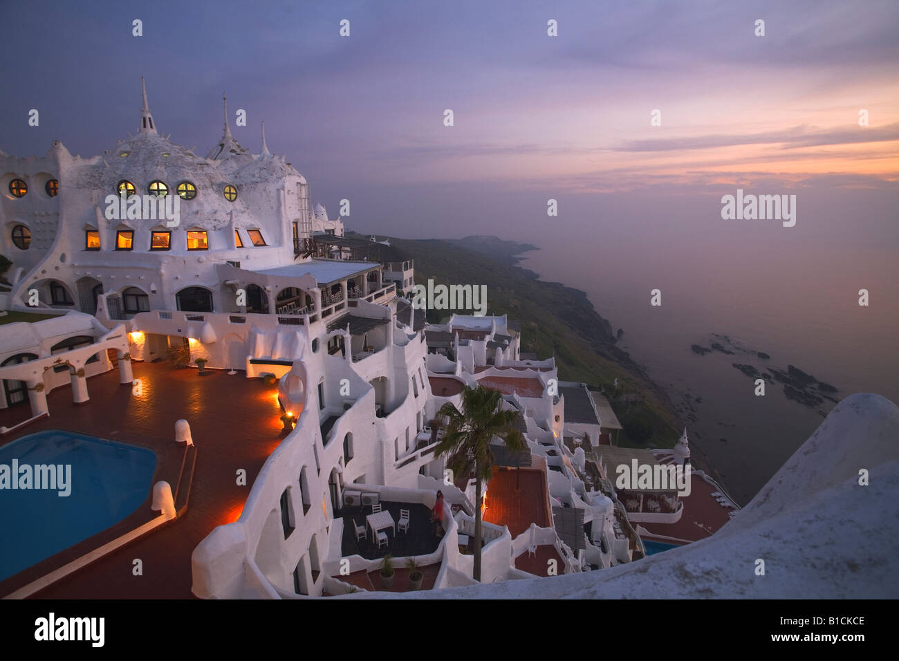 Avis de Casapueblo Punta del Este en Uruguay à partir de l'une des nombreuses terrasses juste après le coucher du soleil Banque D'Images