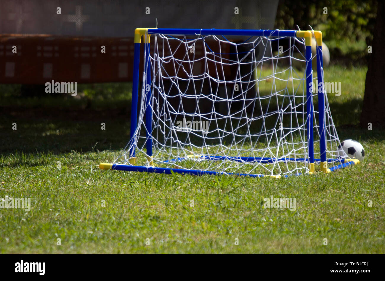 Petit, buts de football en plastique sur une herbe. Banque D'Images