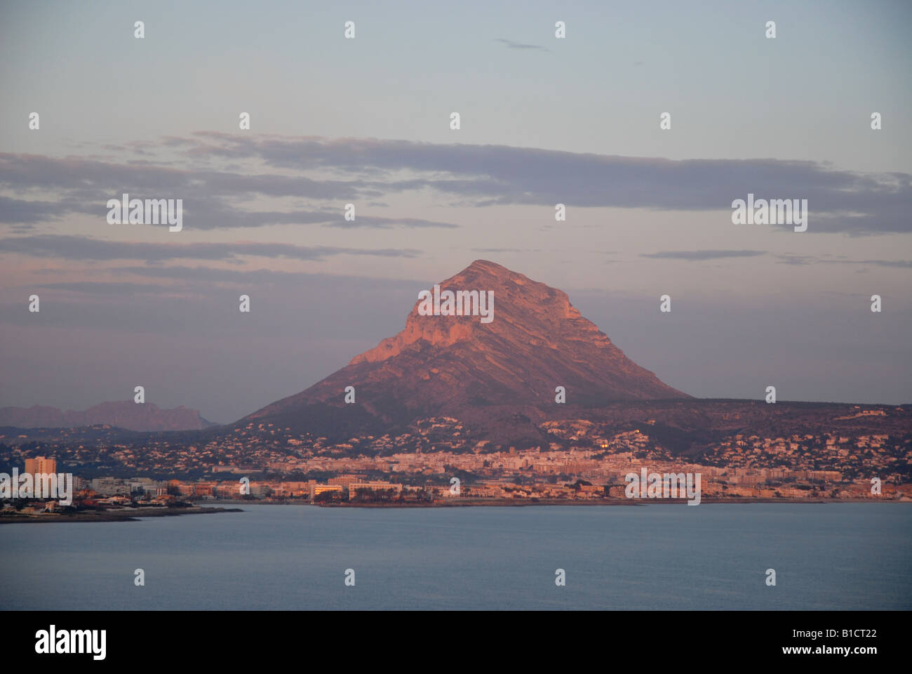 Voir à l'aube de la Prim, Cabo San Martin de Javea et La montagne Montgo, Province d'Alicante, Communauté Valencienne, Espagne Banque D'Images