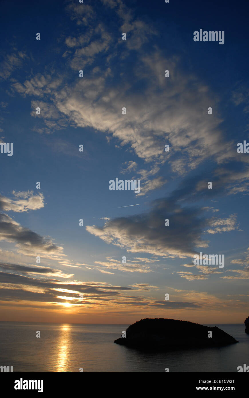 Voir à l'aube de la Prim, Cabo de San Martin de l'île de Portichol, Javea, Alicante Province, Comunidad Valenciana, Espagne Banque D'Images