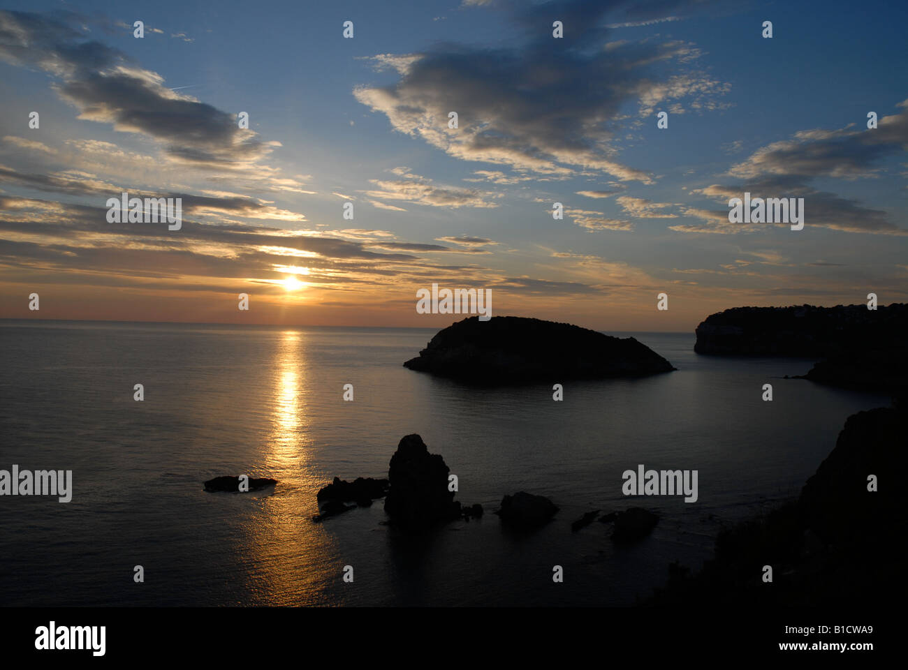 Voir à l'aube du Cabo de San Martin de l'île de Portichol et Cabo de la Nao, Javea, Alicante Province, Comunidad Valenciana, Espagne Banque D'Images