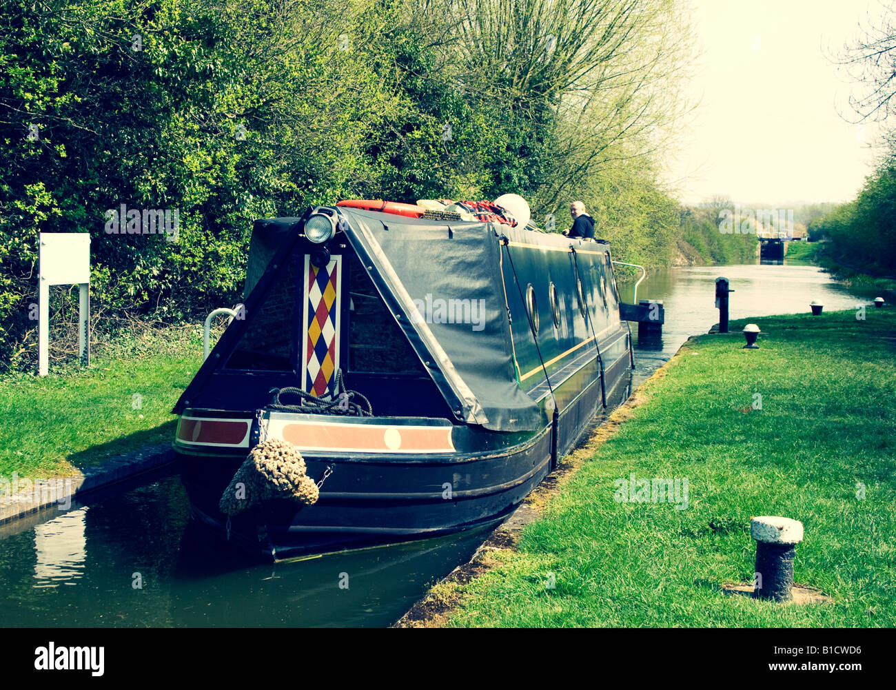 Un bateau dans une écluse sur le Canal Grand Union Banque D'Images