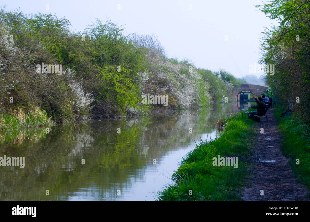 Scène du canal anglais avec les pêcheurs sur le chemin de halage Banque D'Images