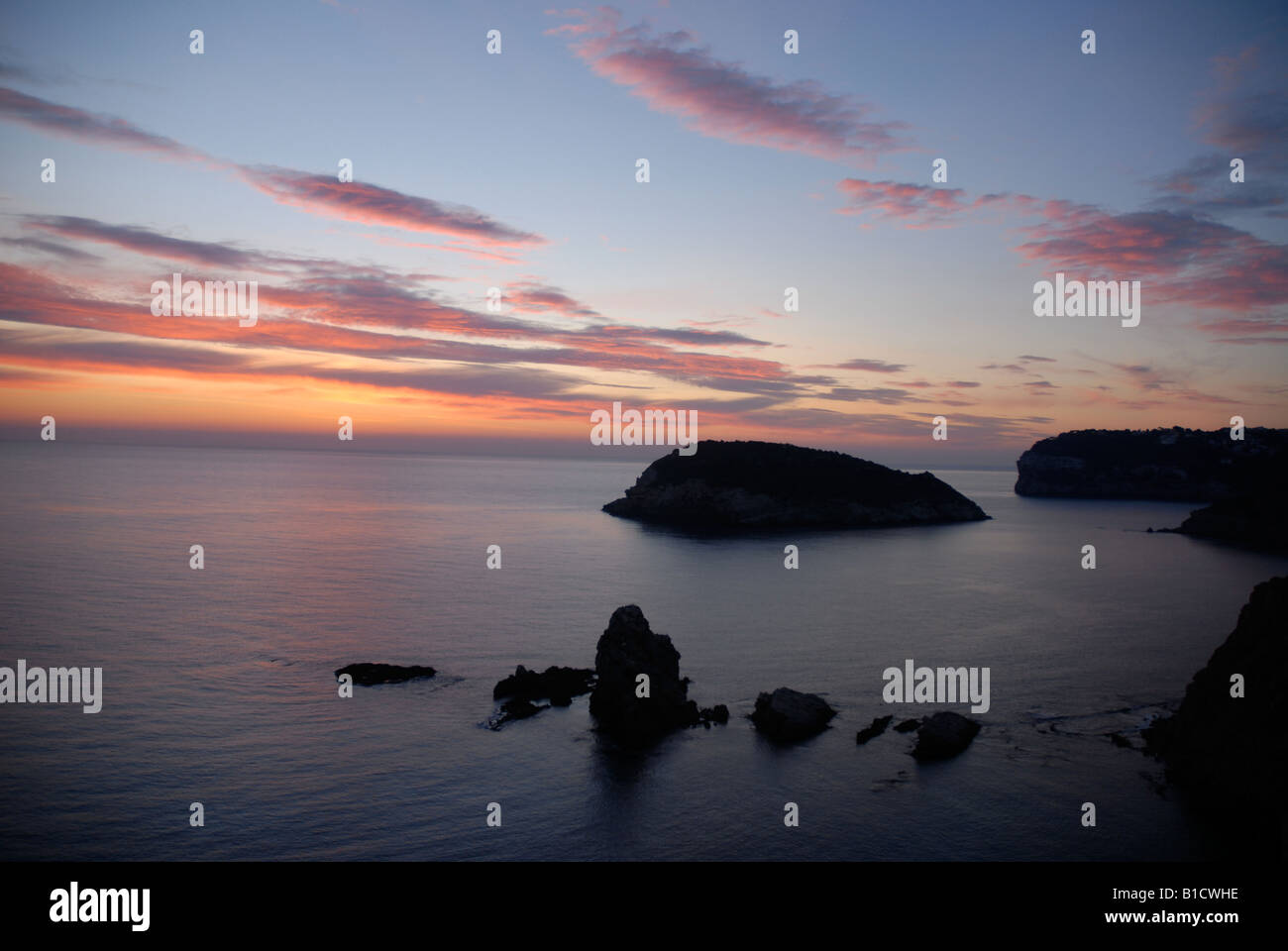 Voir à l'aube du Cabo de San Martin de l'île de Portichol et Cabo de la Nao, Javea, Alicante Province, Comunidad Valenciana, Espagne Banque D'Images