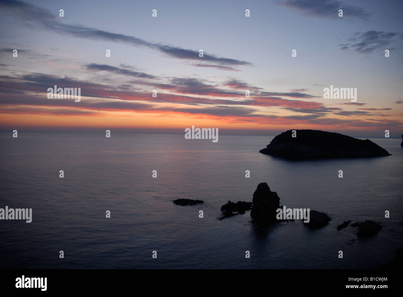 Voir à l'aube de la Prim, Cabo de San Martin de l'île de Portichol, Javea, Alicante Province, Comunidad Valenciana, Espagne Banque D'Images