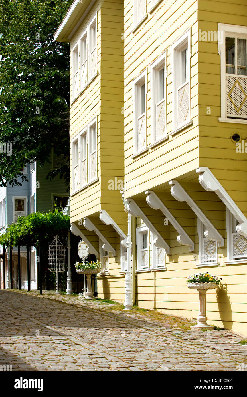 Maisons en bois dans Sogukçesme Sokagi rue à Istanbul Banque D'Images