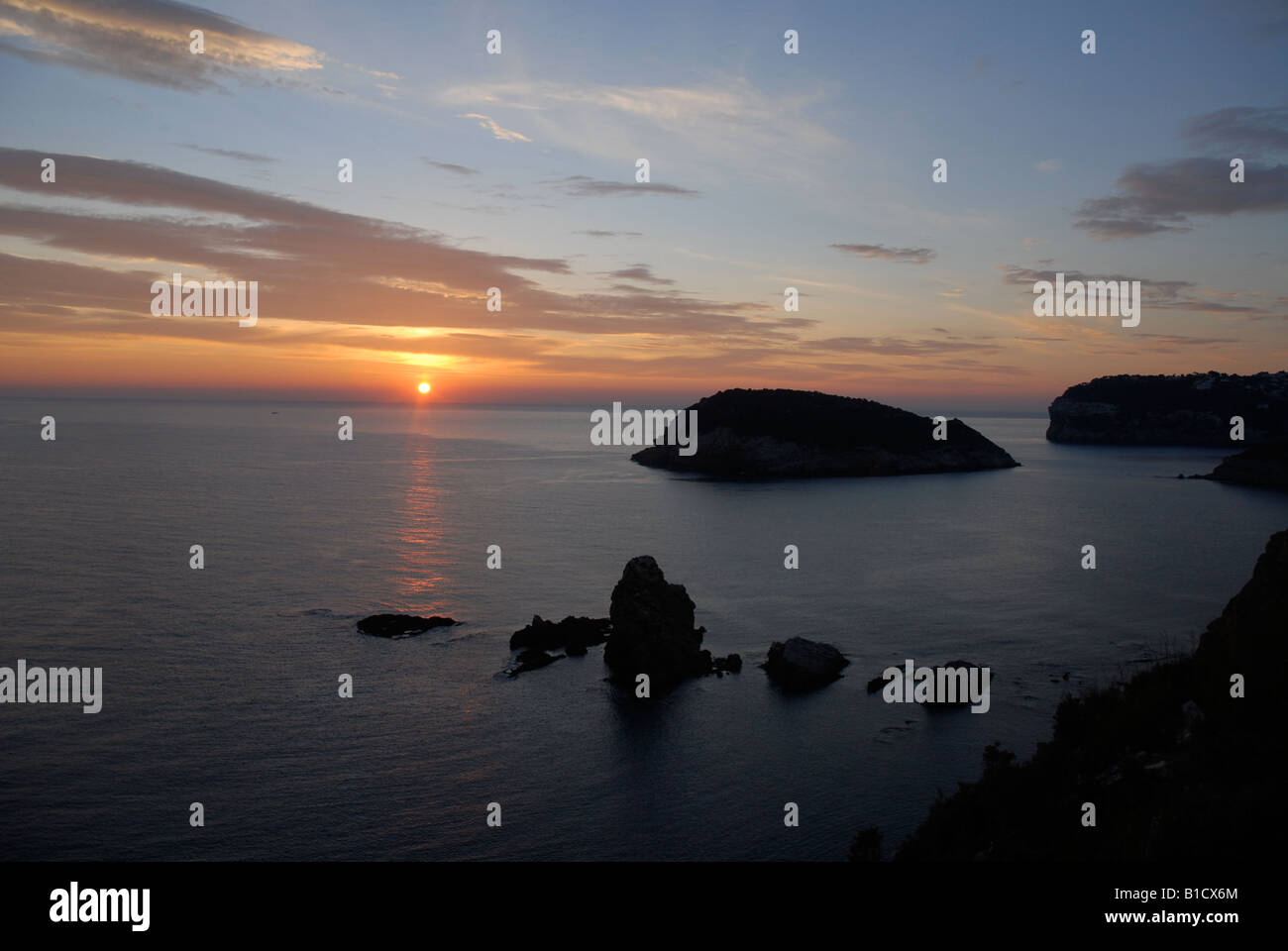 Voir à l'aube du Cabo de San Martin de l'île de Portichol et Cabo de la Nao, Javea, Alicante Province, Comunidad Valenciana, Espagne Banque D'Images