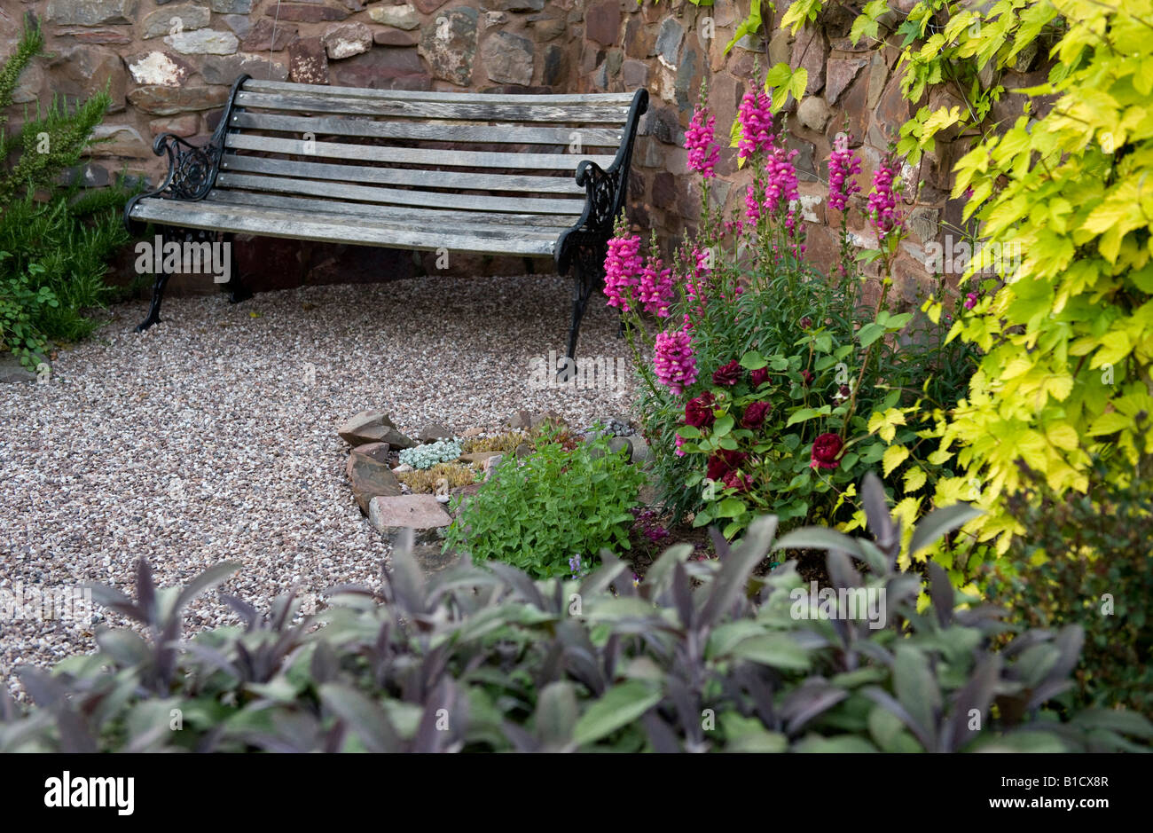 Banc dans le jardin pays fortifiée Banque D'Images