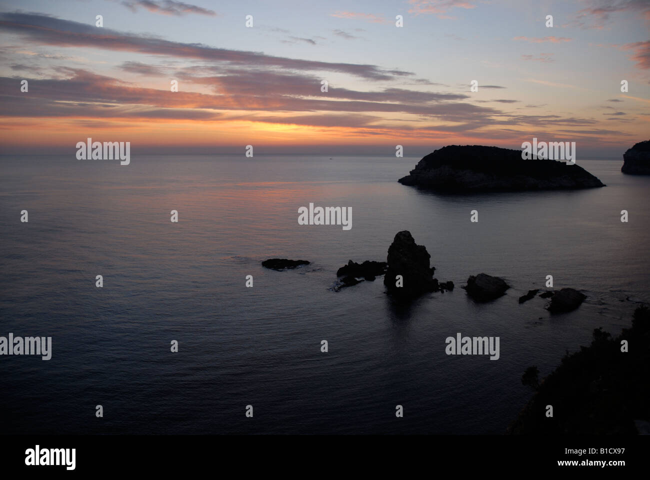 Voir à l'aube de la Prim, Cabo de San Martin de l'île de Portichol, Javea, Alicante Province, Comunidad Valenciana, Espagne Banque D'Images