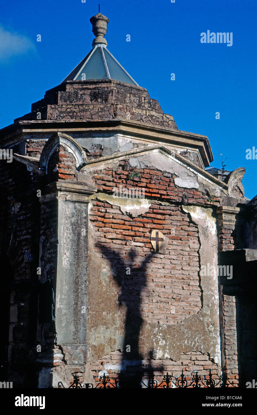 Ombre d'un ange sur le mur de briques anciennes Banque D'Images