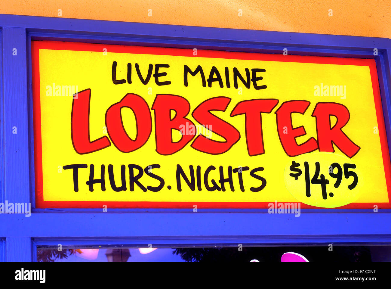 Live Main Lobster jeudi soir $14.95 main signe peint sur un mur de restaurant Banque D'Images