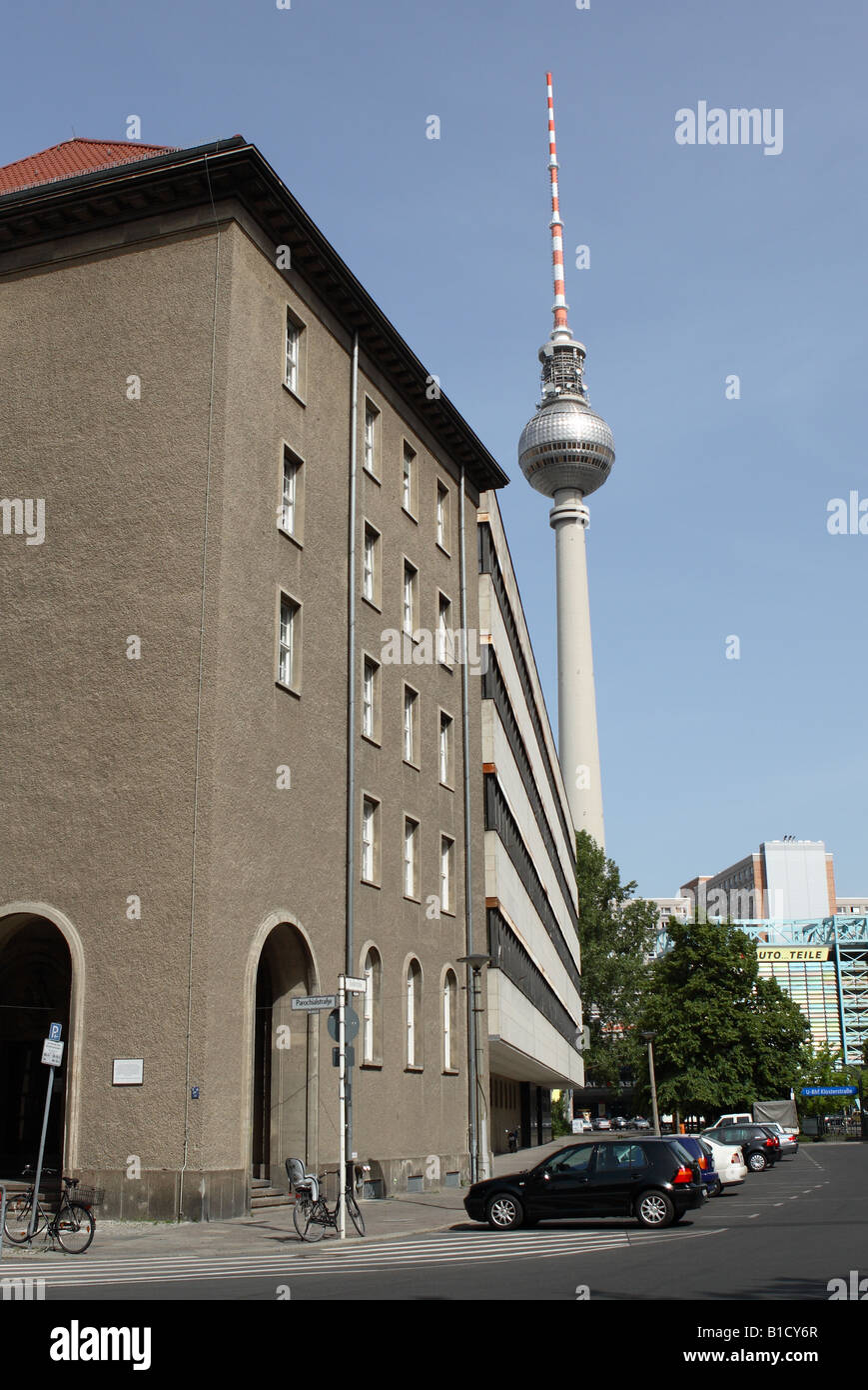 L'Allemagne est de Berlin Alexanderplatz Fernsehturm, la tour de télévision, domine l'horizon dans l'est du centre-ville Banque D'Images