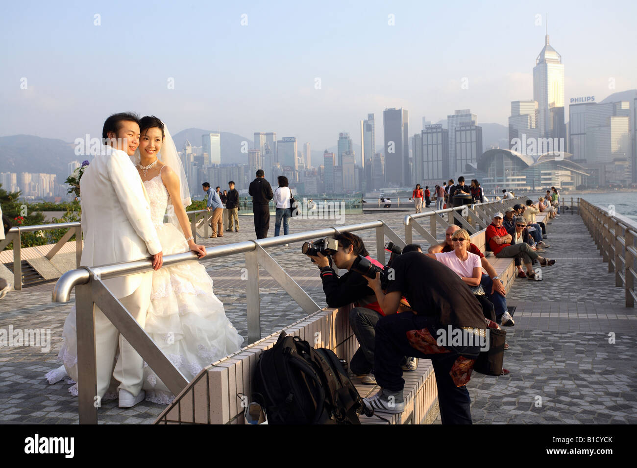 Photographe à prendre des photos d'un couple de noce sur la jetée de Kowloon, Hong Kong, Chine Banque D'Images