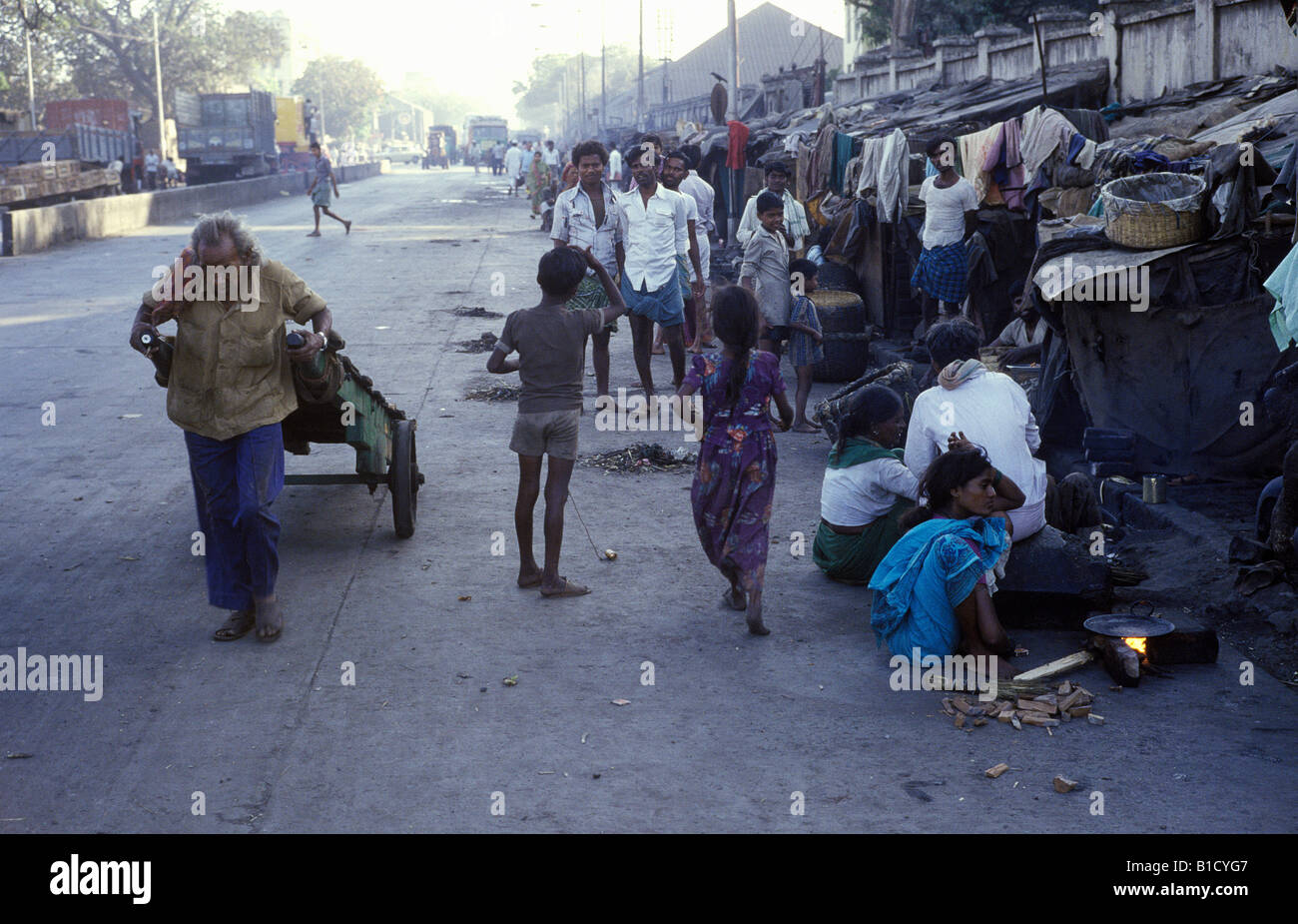 Dans les rues de Bombay Inde blocs pauvres gens qui vivent dans la rue Banque D'Images