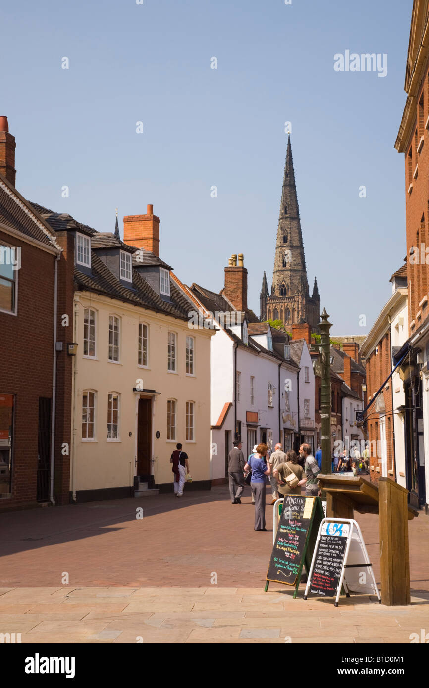 Le long de la zone piétonne rue étroite avec ses bâtiments historiques de cathedral spire. Dam Street Lichfield Staffordshire West Midlands England UK Banque D'Images