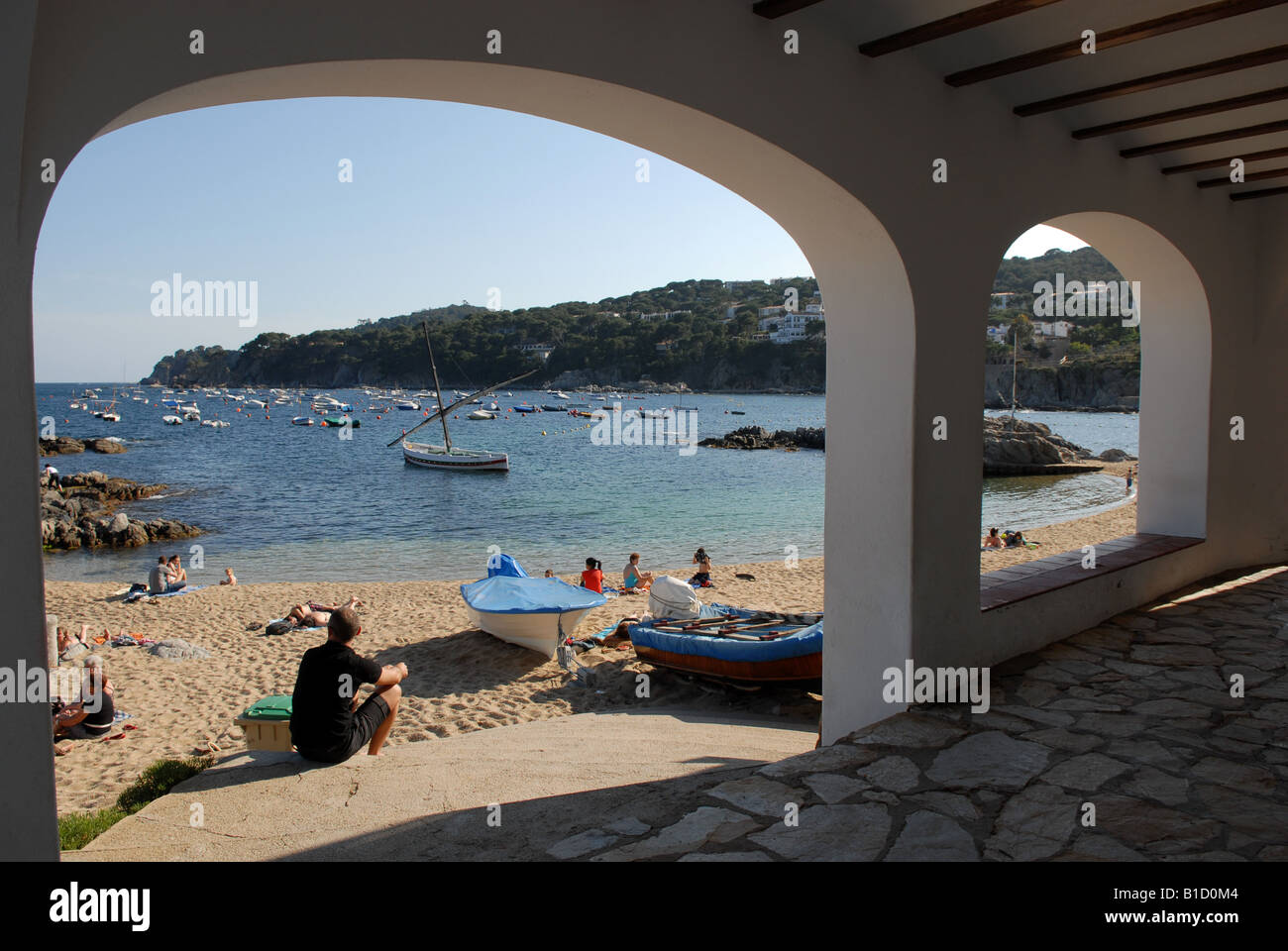 Les bateaux de pêche et sun baigneurs à Port Bo à Calella Espagne Palafrugel Banque D'Images