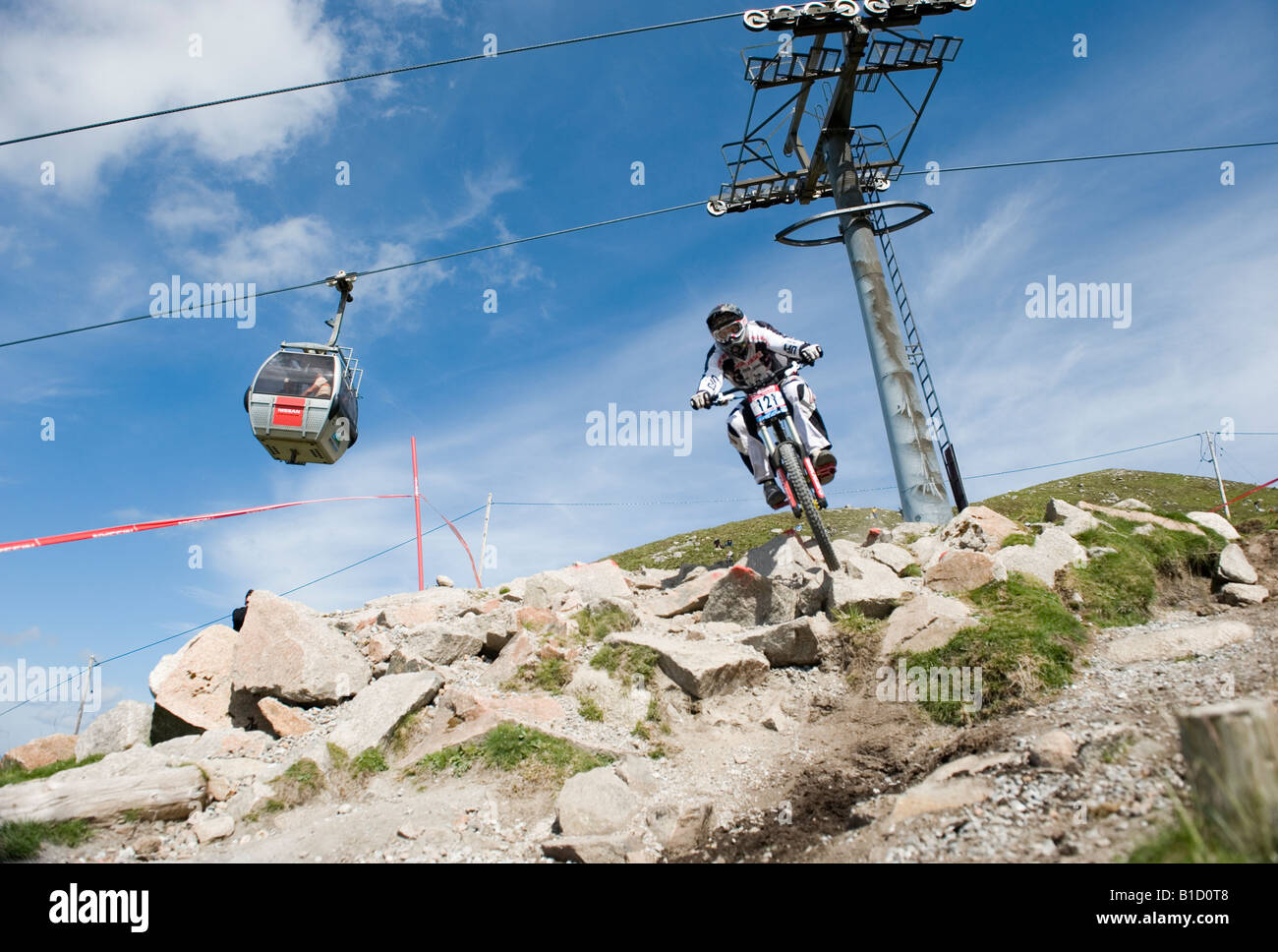 Un concurrent au vtt descente Coupe du Monde à Fort William, Écosse Banque D'Images