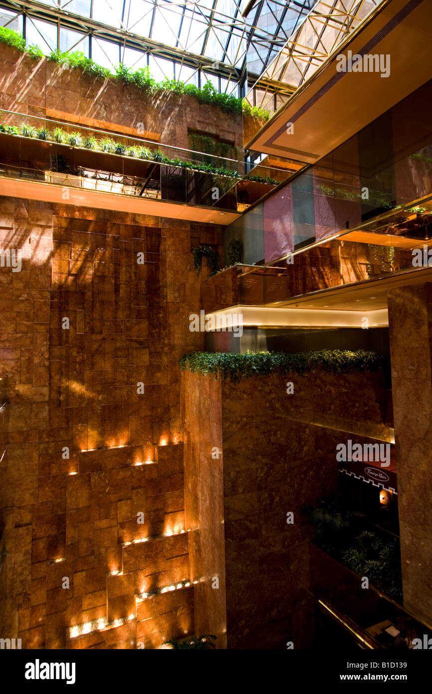 Atrium intérieur de Trump Tower, 721 Fifth Avenue, Manhattan, New York — conçu par Der Scutt et achevé en 1983. Banque D'Images