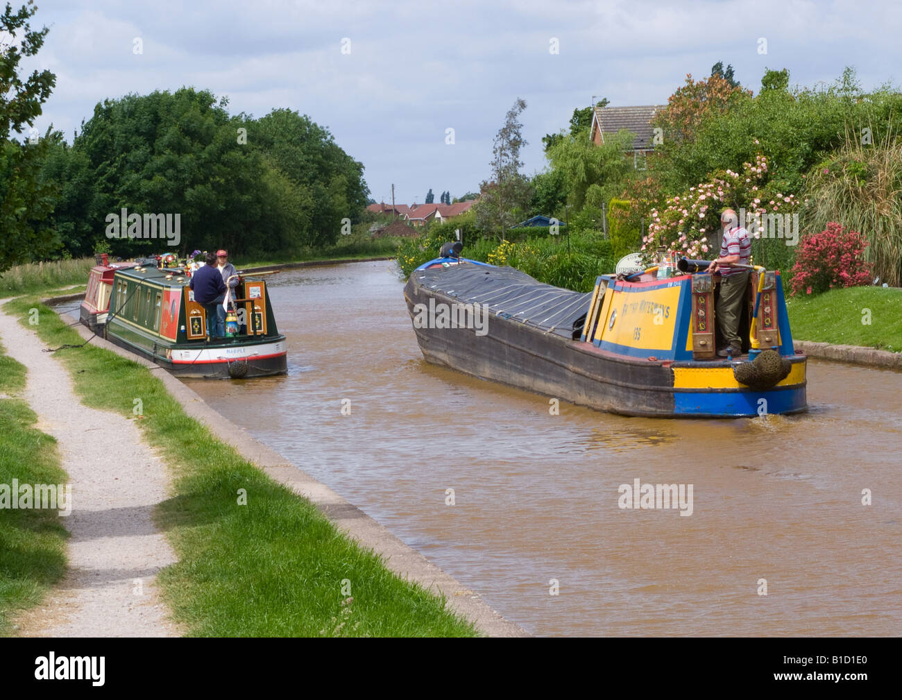 Vieux Bateau étroit de British Waterways sur Canal Trent et Mersey passant maison de plaisance près de Rode Heath Cheshire England UK Banque D'Images