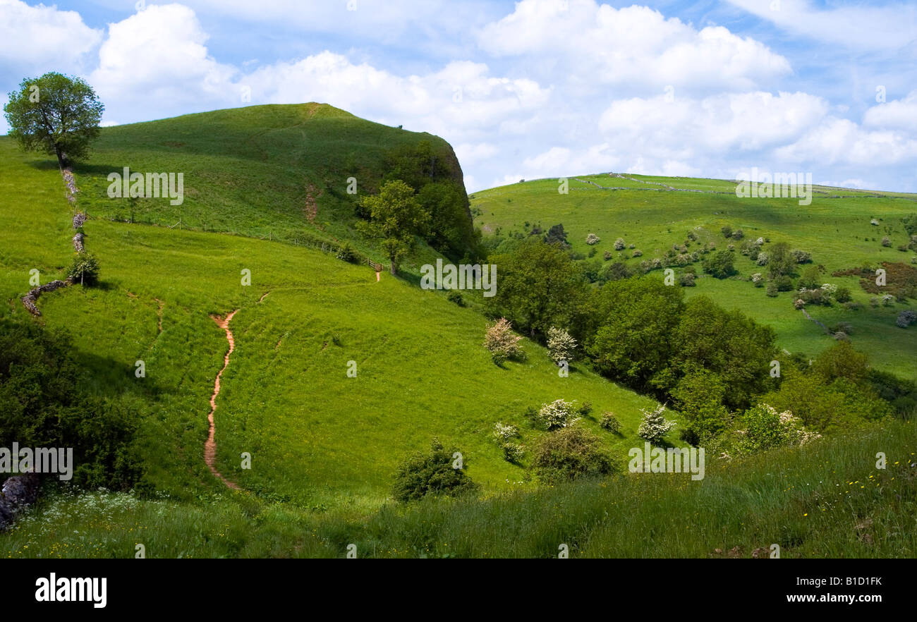 À la vue sur la vallée du collecteur pour le sommet de la grotte de crag dans le parc national de Peak District Staffordshire Banque D'Images