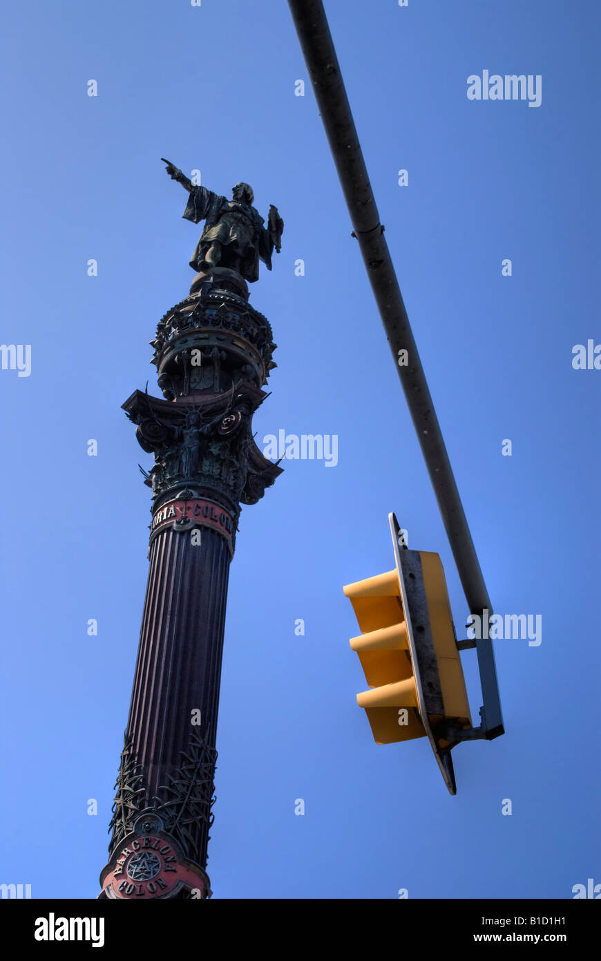 Statue de Christophe Colomb en pointant sur "le nouveau monde" à la fin de la rambla. Les feux de circulation suggèrent rendez-vous avec prudence ? Banque D'Images