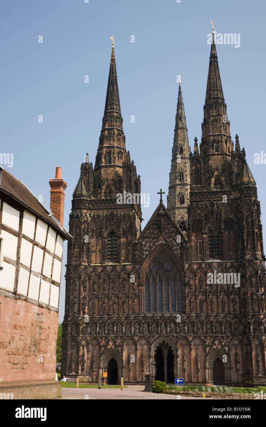 Cathédrale de l'église avec trois flèches dans la ville de Lichfield Staffordshire West Midlands England UK Grande-Bretagne Banque D'Images